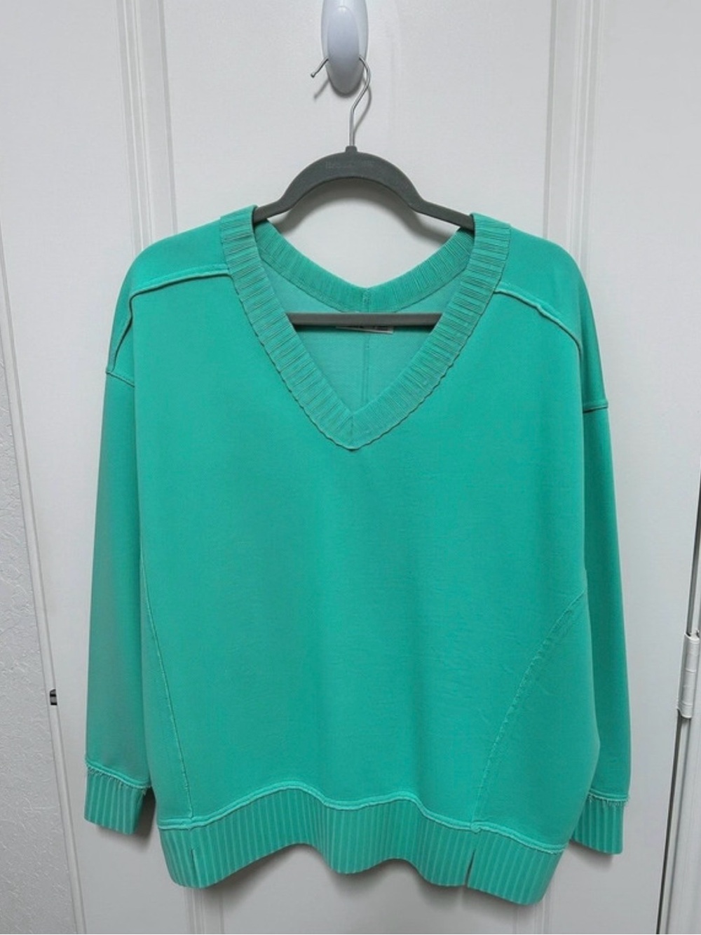 NWT Arizona Jean Co. Oversized V-Neck Raw Hem Sweatshirt Small